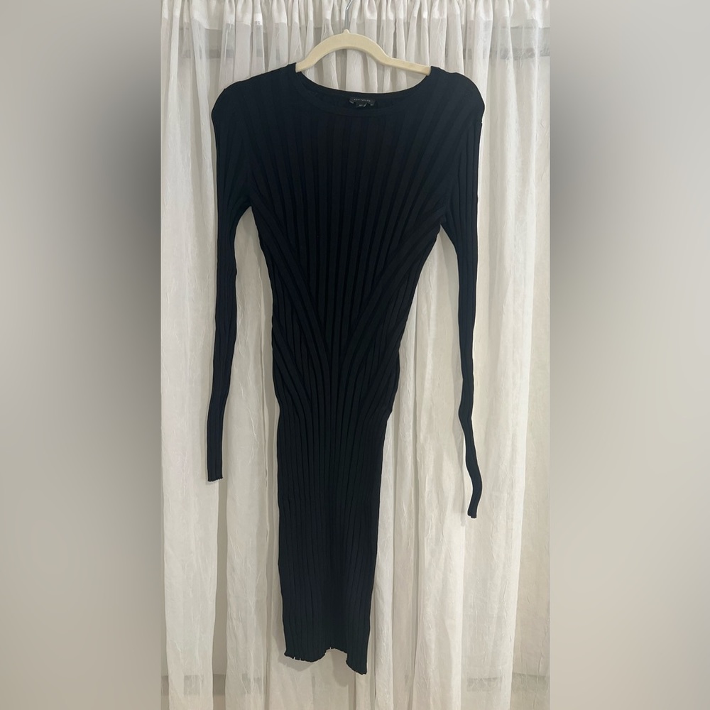 Ann Taylor Bodycon Dress
Size XS
Stretchy material
Color- Black